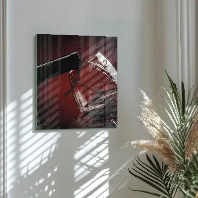 Vierkante glazen klok Een glas wijn