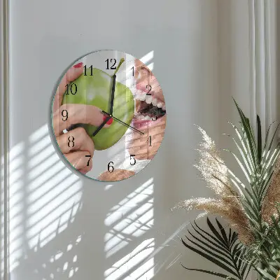 Klok glas met opdruk rond Appel