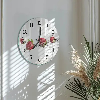 Ronde glazen wandklok Aardbeien in water