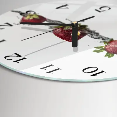 Ronde glazen wandklok Aardbeien in water