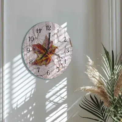 Klok glas met opdruk rond Esdoornblad
