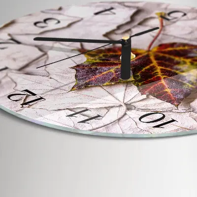 Klok glas met opdruk rond Esdoornblad