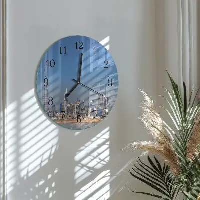Klok glas met opdruk rond Dubai horizon