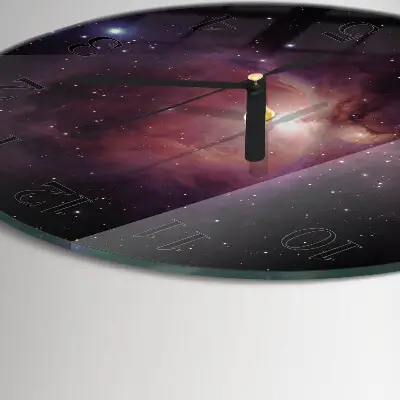 Klok glas met opdruk rond Kosmos