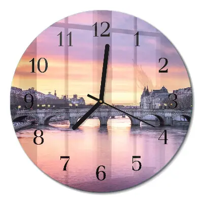 Ronde glazen klok Een stad aan de rivier
