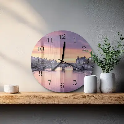 Ronde glazen klok Een stad aan de rivier