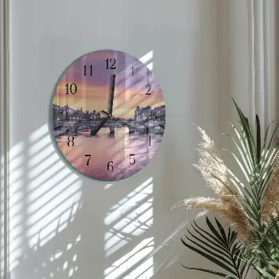Ronde glazen klok Een stad aan de rivier