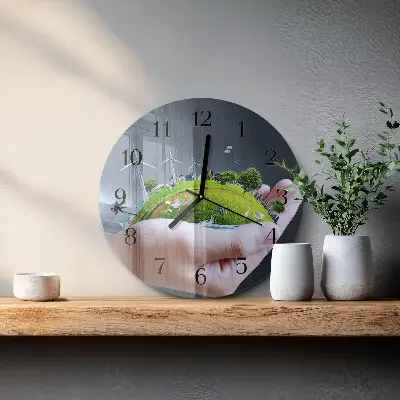 Klok glas met opdruk rond Aarde in de hand