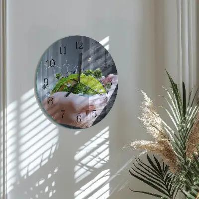 Klok glas met opdruk rond Aarde in de hand