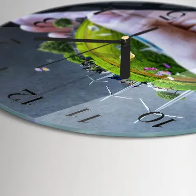 Klok glas met opdruk rond Aarde in de hand