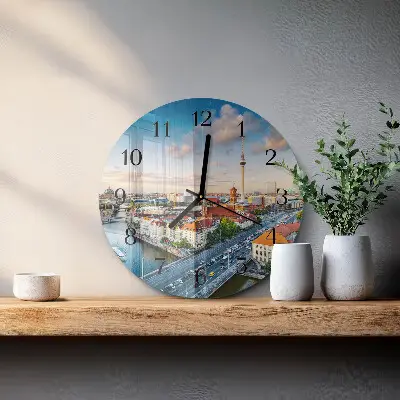 Ronde glazen klok Een rivier in de stad