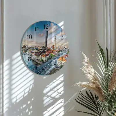 Ronde glazen klok Een rivier in de stad
