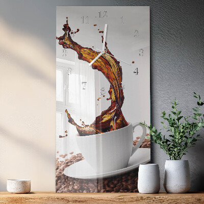 Verticale moderne glazen wandklok Een kopje koffie