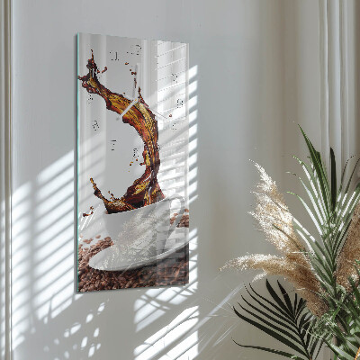 Verticale moderne glazen wandklok Een kopje koffie