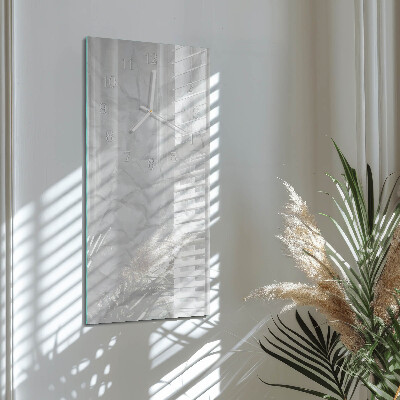 Verticale moderne glazen wandklok Een vel papier
