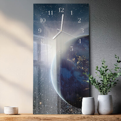 Verticale moderne glazen wandklok Het universum van de aarde