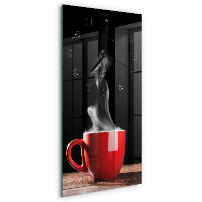Verticale rechthoekige glazen wandklok Een kopje koffie