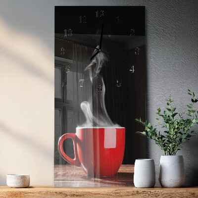 Verticale rechthoekige glazen wandklok Een kopje koffie