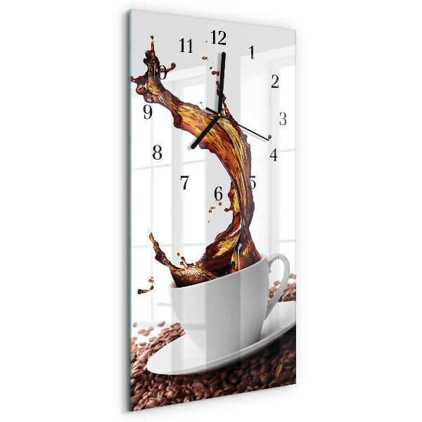 Verticale rechthoekige glazen wandklok Een kopje koffie