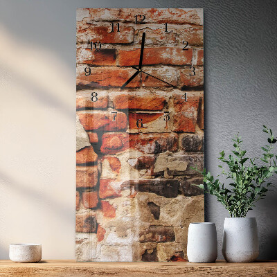 Decoratieve glazen klok verticaal Bakstenen muur