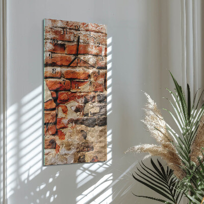 Decoratieve glazen klok verticaal Bakstenen muur
