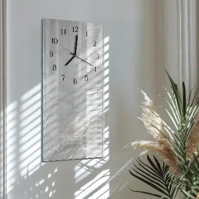 Verticale rechthoekige glazen wandklok Een vel papier