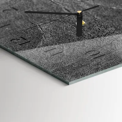 Verticale moderne glazen wandklok Stenen muur