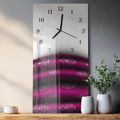 Verticale moderne glazen wandklok Purperen gordijn