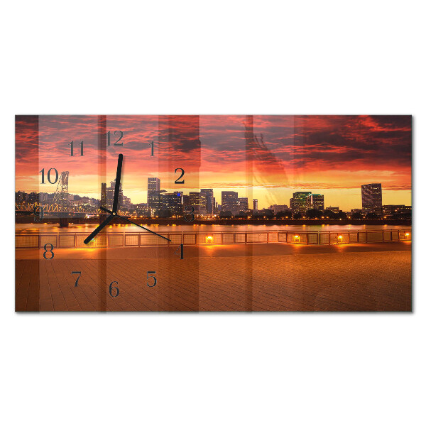 Horizontale glazen wandklok gouden uur