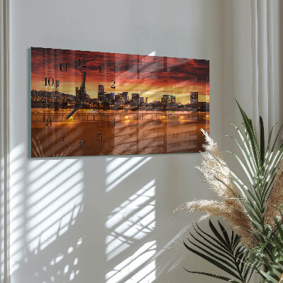 Horizontale glazen wandklok gouden uur