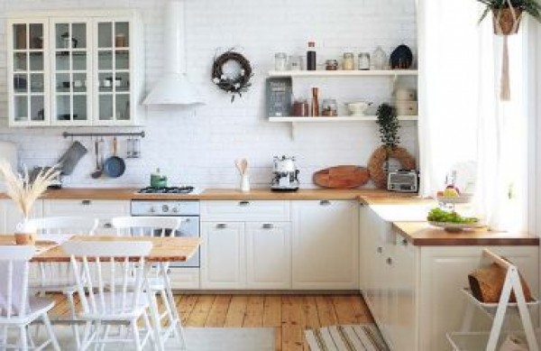 Elegant keukenontwerp, dat wil zeggen een witte keuken met een houten aanrechtblad
