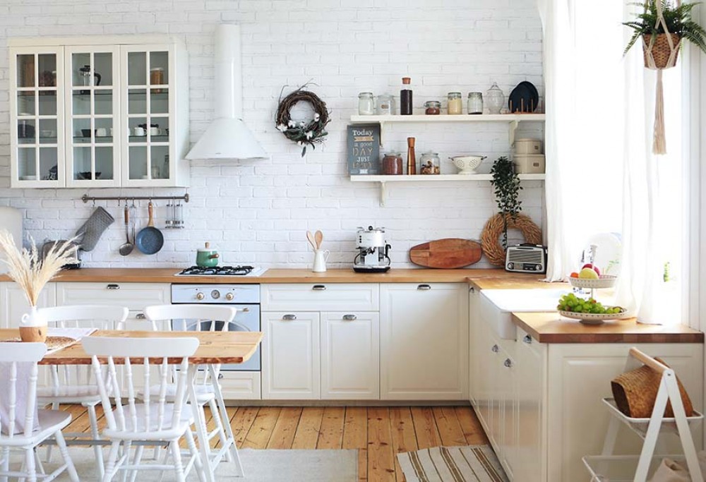 witte keuken met houten aanrechtblad
