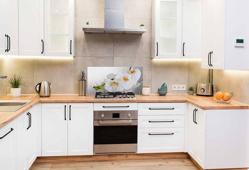 witte keuken met houten aanrechtblad