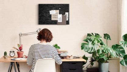 Wat moet je aan de muur naast je bureau hangen? Gids