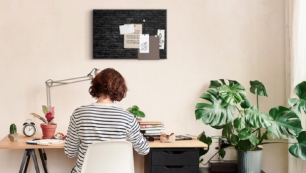 Wat moet je aan de muur naast je bureau hangen? Gids