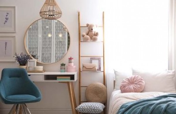 Decoratieve spiegels aan de muur - indrukwekkende interieurdecoratie