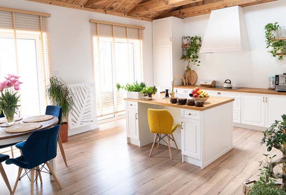witte keuken met houten aanrechtblad