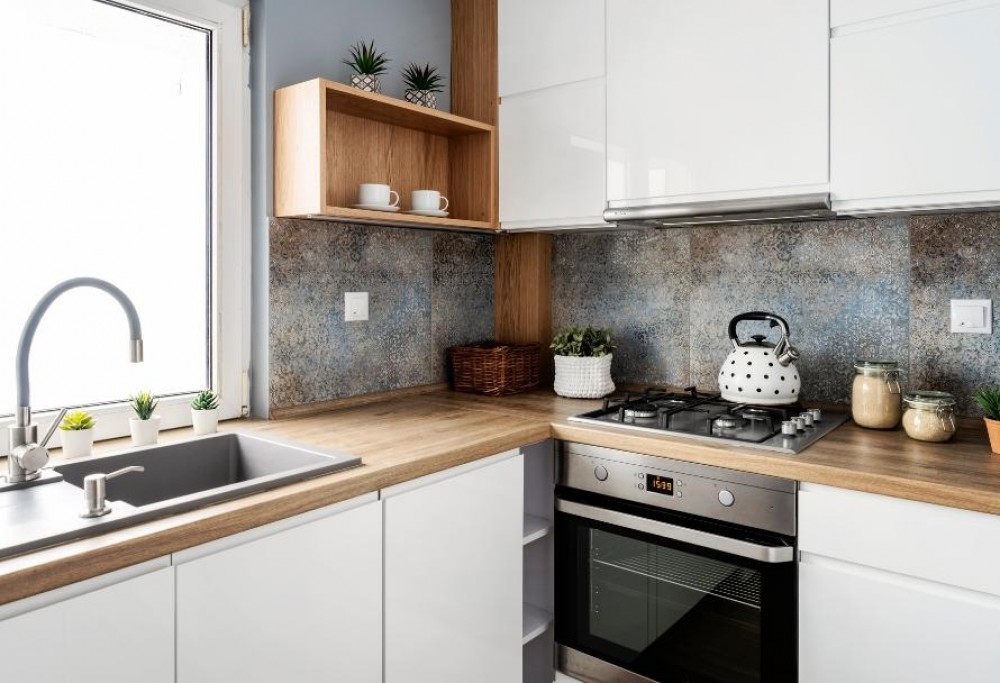 witte keuken met houten aanrechtblad