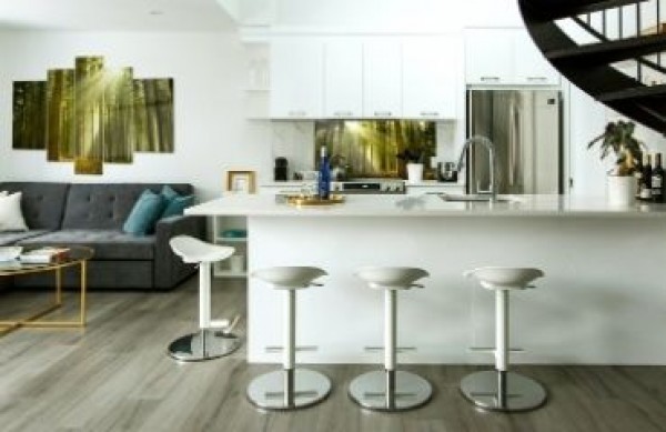 Hoe een moderne woonkamer met keuken inrichten?