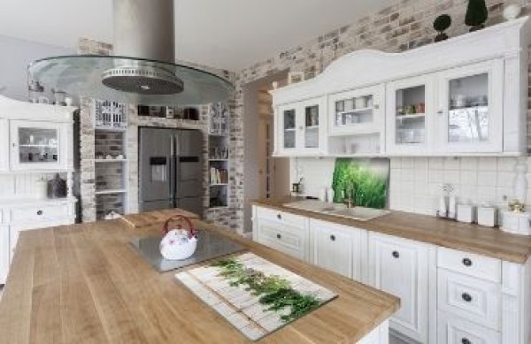 Glazen of houten snijplank? Leer hoe u effectief onaangename geuren van keukenplanken kunt reinigen en verwijderen