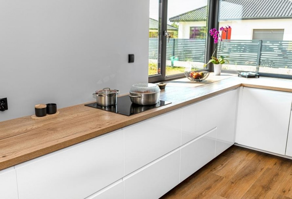 witte keuken met houten aanrechtblad